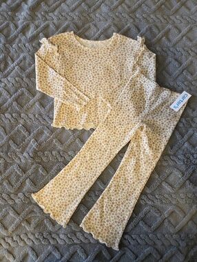 Carter's Cream And Ditsy Floral Set with Ruffled Legs, 5T NWT